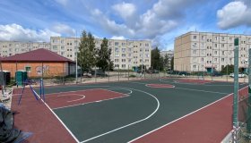 На территории новой школы в Медвежьегорске обустроена зона отдыха и спорта